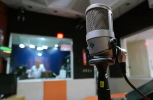 Radiografía del consumo radial en Chile: ¿Cómo escuchan los chilenos la radio en 2026?